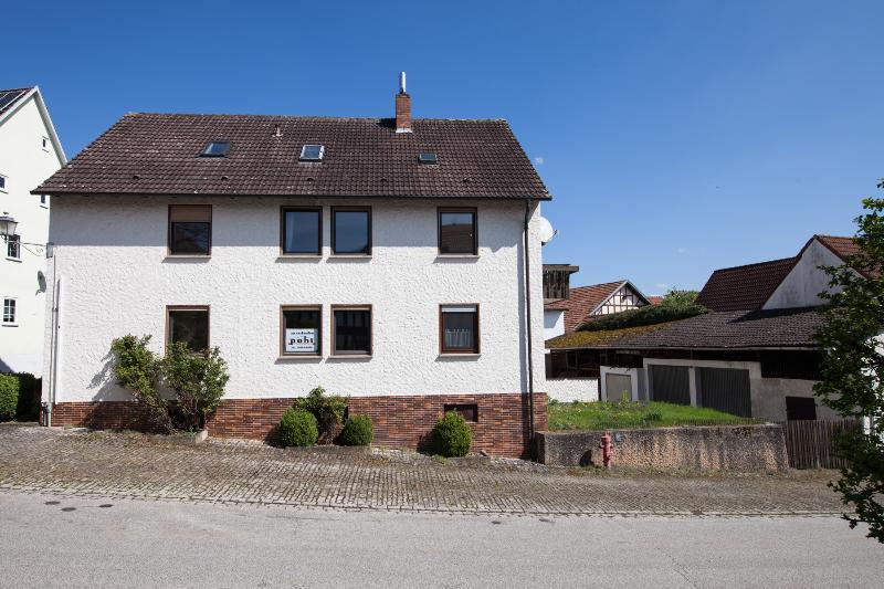 PREIS GESENKT! Großes Wohnhaus mit viel Platz, in einem Stadtteil von Seßlach! Garagen + Scheune!, 96145 Seßlach, Haus