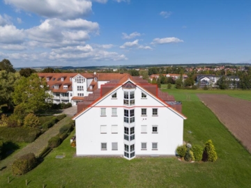 Gepflegte 2-Zimmer Eigentumswohnung mit Blick auf Felder und Wiesen!, 96476 Bad Rodach, Dachgeschosswohnung