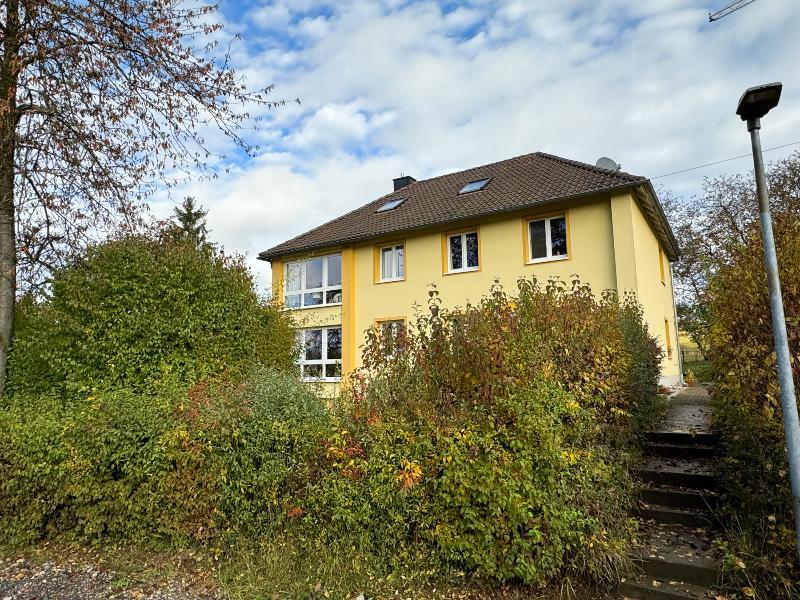 Voll vermietet und teilsaniert! Zweifamilienhaus mit ELW in Ortsrandlage!, 96476 Bad Rodach, Zweifamilienhaus