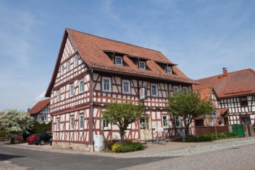 Denkmalgeschützte Kaptialanlage! Voll vermietet! Liebhaberobjekt mit stabilen Mieteinnahmen!, 98646 Straufhain, Mehrfamilienhaus