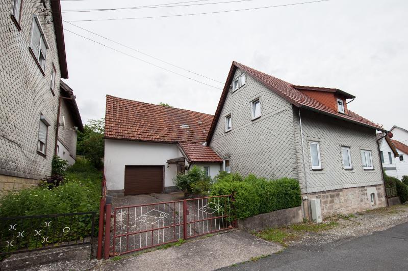 Preisgünstiges Einfamilienhaus in guter Wohnlage von Eisfeld + Garten + Garage!, 98673 Eisfeld, Einfamilienhaus
