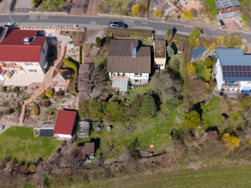 Einfamilienhaus in herrlicher Wohnlage! Traumhafter Fernblick, Garage + Garten!, 97528 Sulzdorf an der Lederhecke, Einfamilienhaus