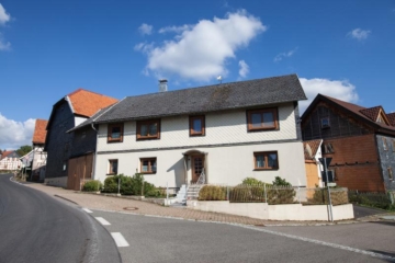 Charmantes Einfamilienhaus mit Scheune und viel Potential, zwischen Bad Rodach und Hildburghausen!, 98646 Straufhain, Einfamilienhaus